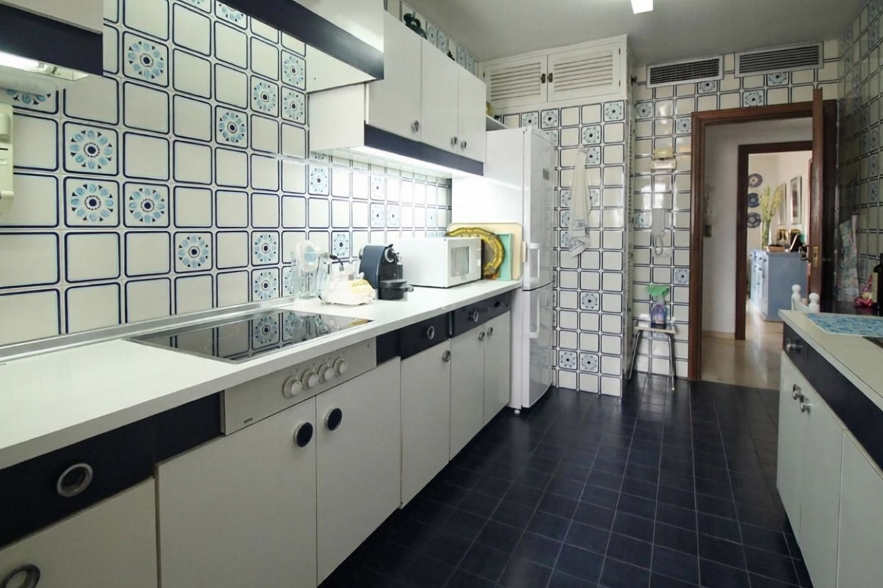 Appartement en attique en première ligne de mer à Estepona — Cuisine