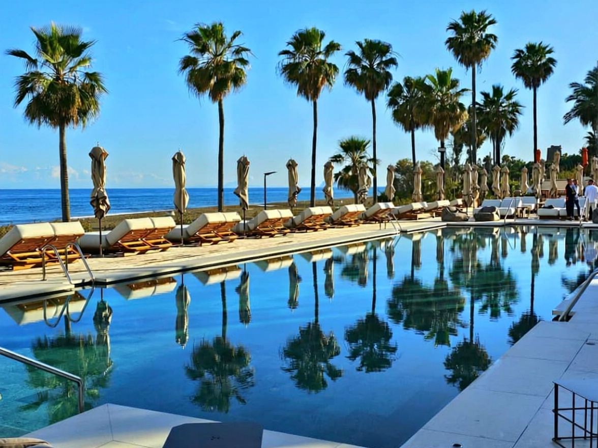 Appartement en attique en première ligne de mer à Estepona — Piscine