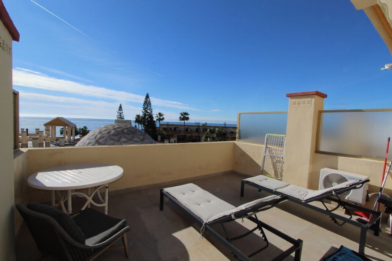 Ático en venta en primera línea de mar en Marbella