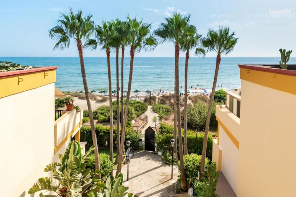 Ático en venta en primera línea de mar en Marbella — Vista mar