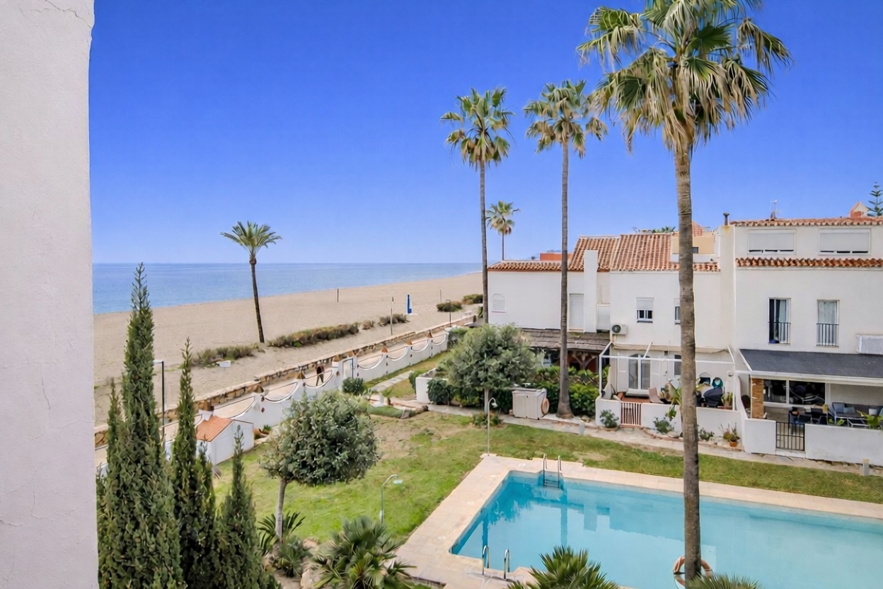 Chalet en venta con acceso directo a la playa en Casares — Vista mar