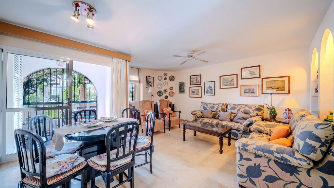 Chalet en venta con acceso directo a la playa en Casares — Salón