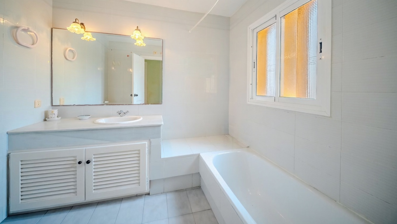Chalet en venta con acceso directo a la playa en Casares — Dormitorio