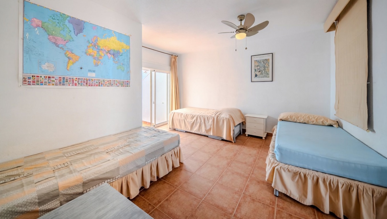 Chalet en venta con acceso directo a la playa en Casares — Dormitorio