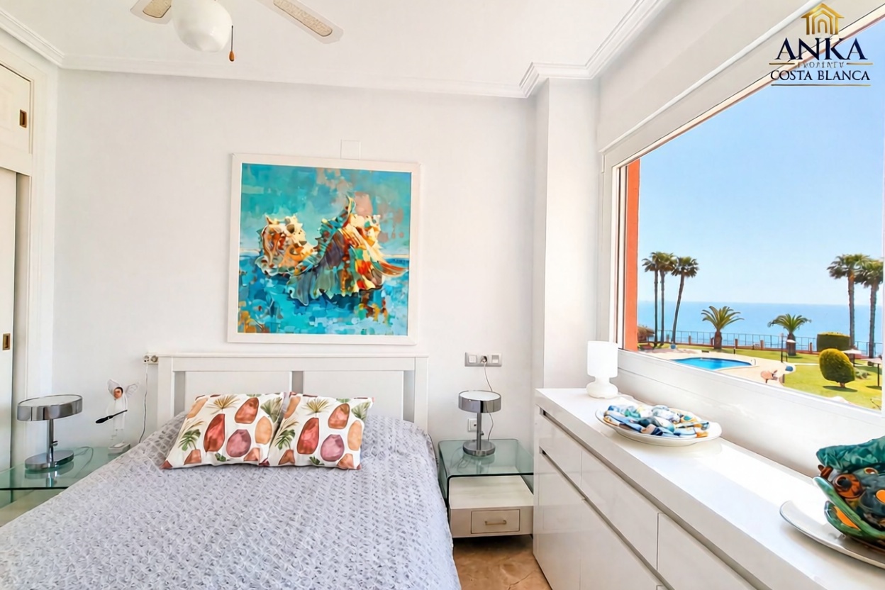 Piso en primera línea de playa en Orihuela — Dormitorio