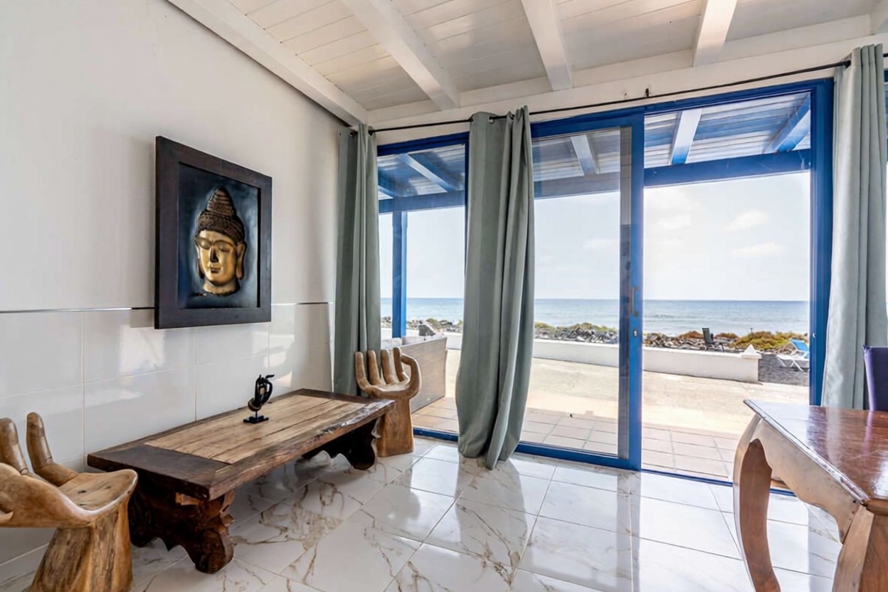 Piso en primera línea de playa en Lanzarote — Salón