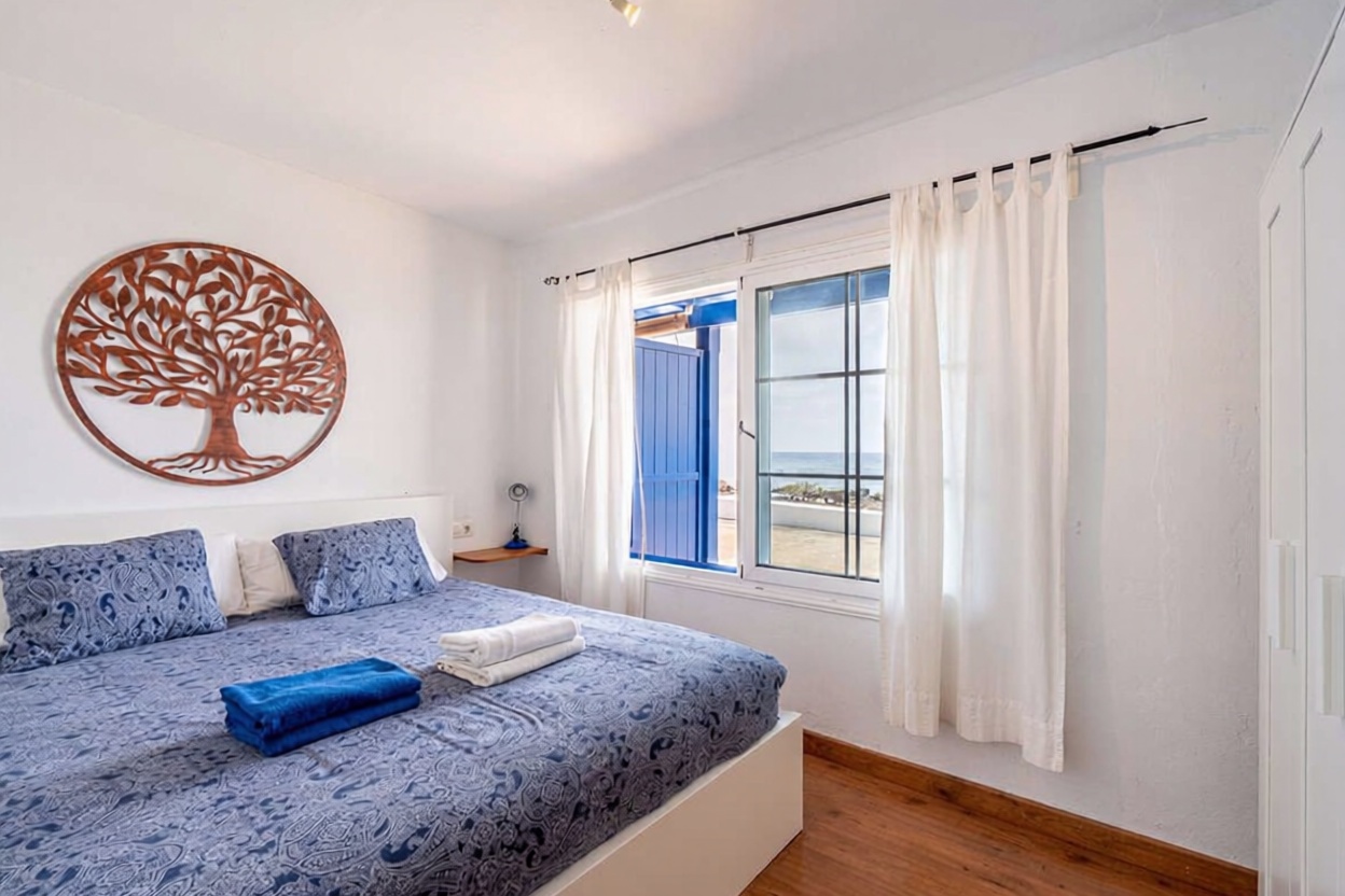 Piso en primera línea de playa en Lanzarote — Dormitorio