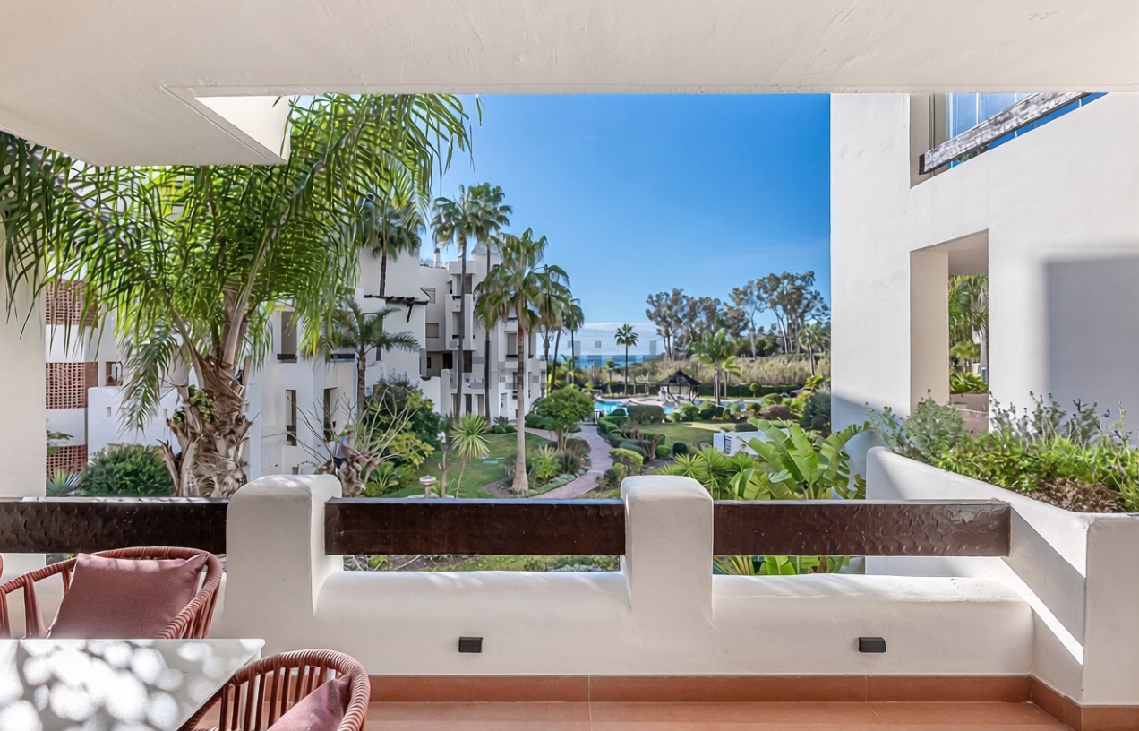 Piso en venta en primera línea de playa en Estepona — Terraza mar
