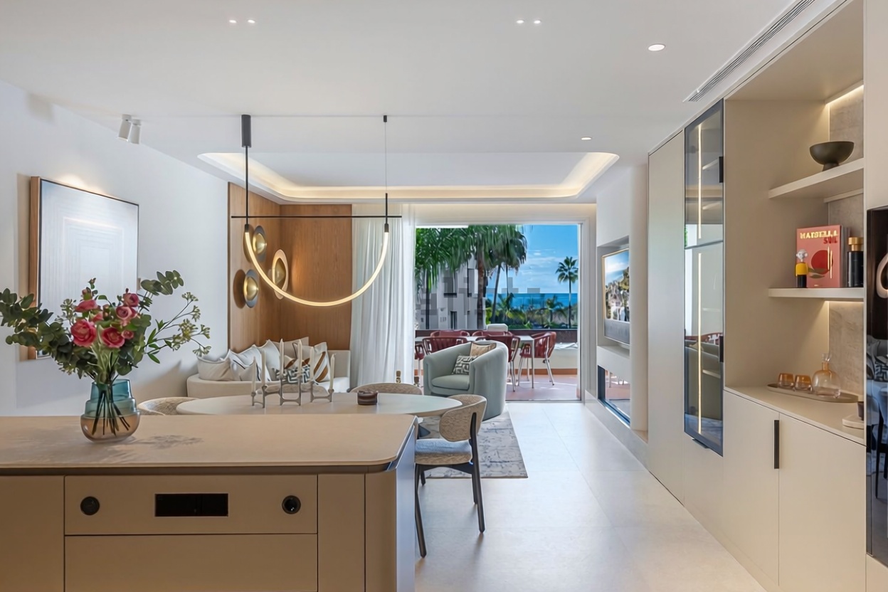 Piso en venta en primera línea de playa en Estepona — Salón