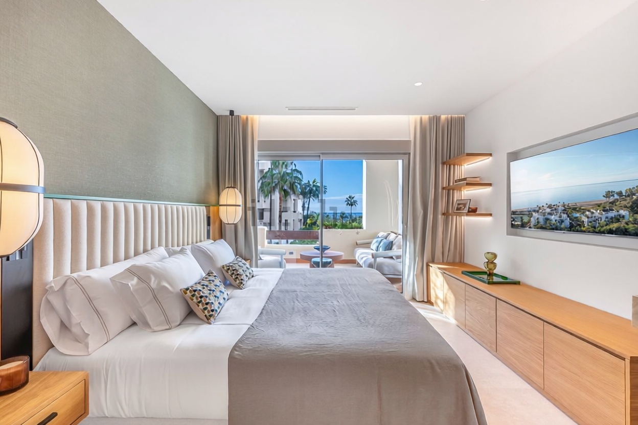 Piso en venta en primera línea de playa en Estepona — Dormitorio