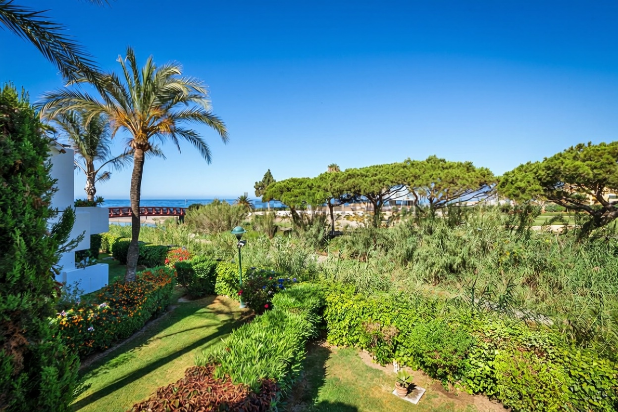 Flat for sale frontline beach in Marbella — Sea view