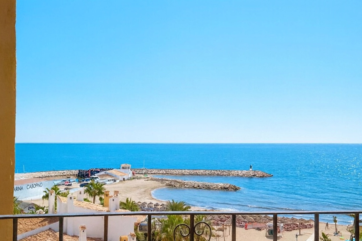 Piso en venta en primera línea de playa en Marbella