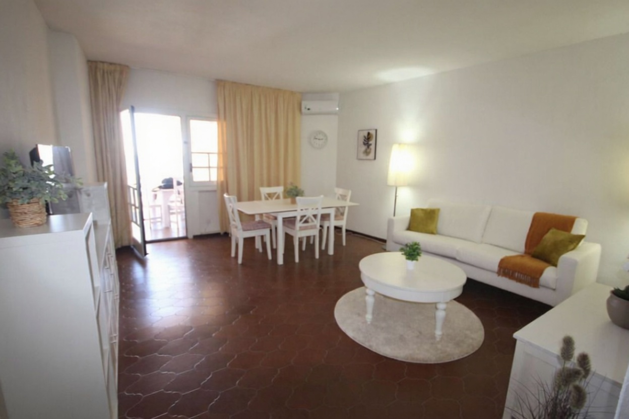 Apartamento à venda pé na areia em Marbella — Sala