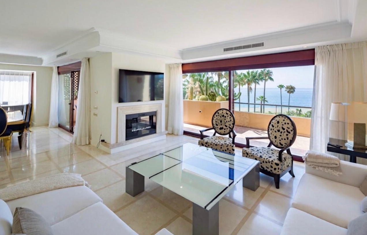 Seafront attic in Estepona — Living room