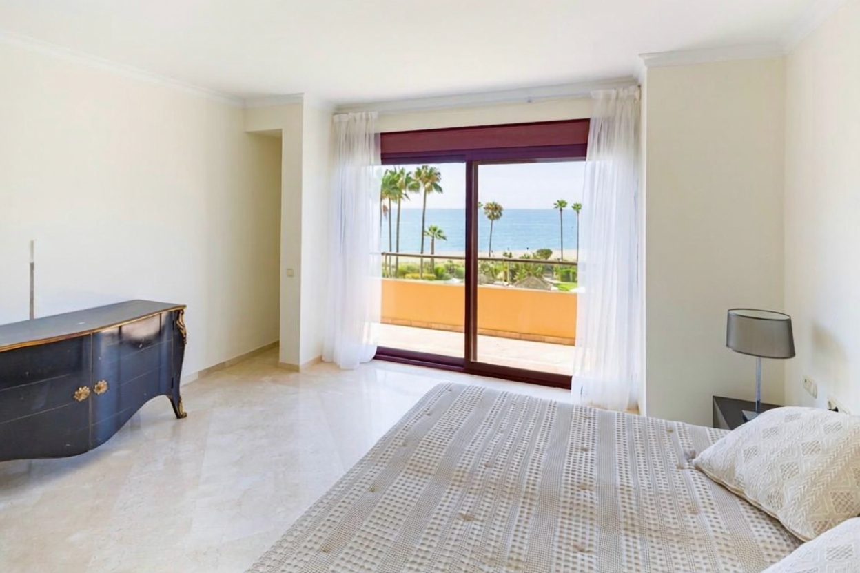 Seafront attic in Estepona — Bedroom
