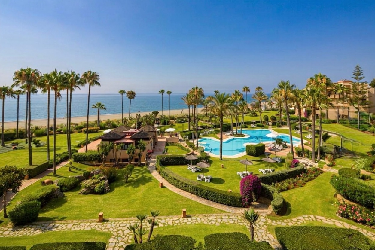 Seafront attic in Estepona — Sea view
