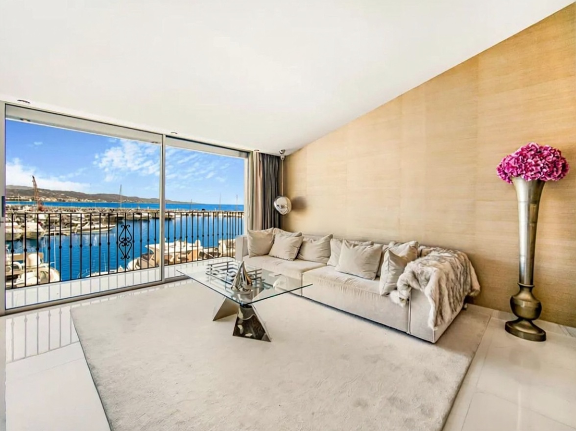 Appartement en attique en première ligne de mer à Marbella — Séjour