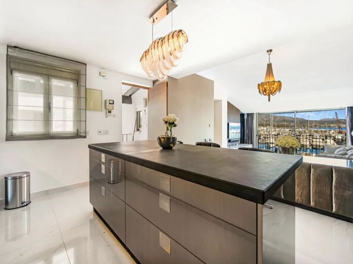 Appartement en attique en première ligne de mer à Marbella — Cuisine