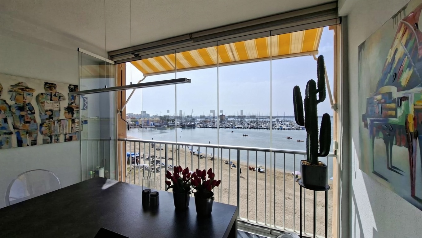 Квартира на продажу на первой линии пляжа в Torrevieja