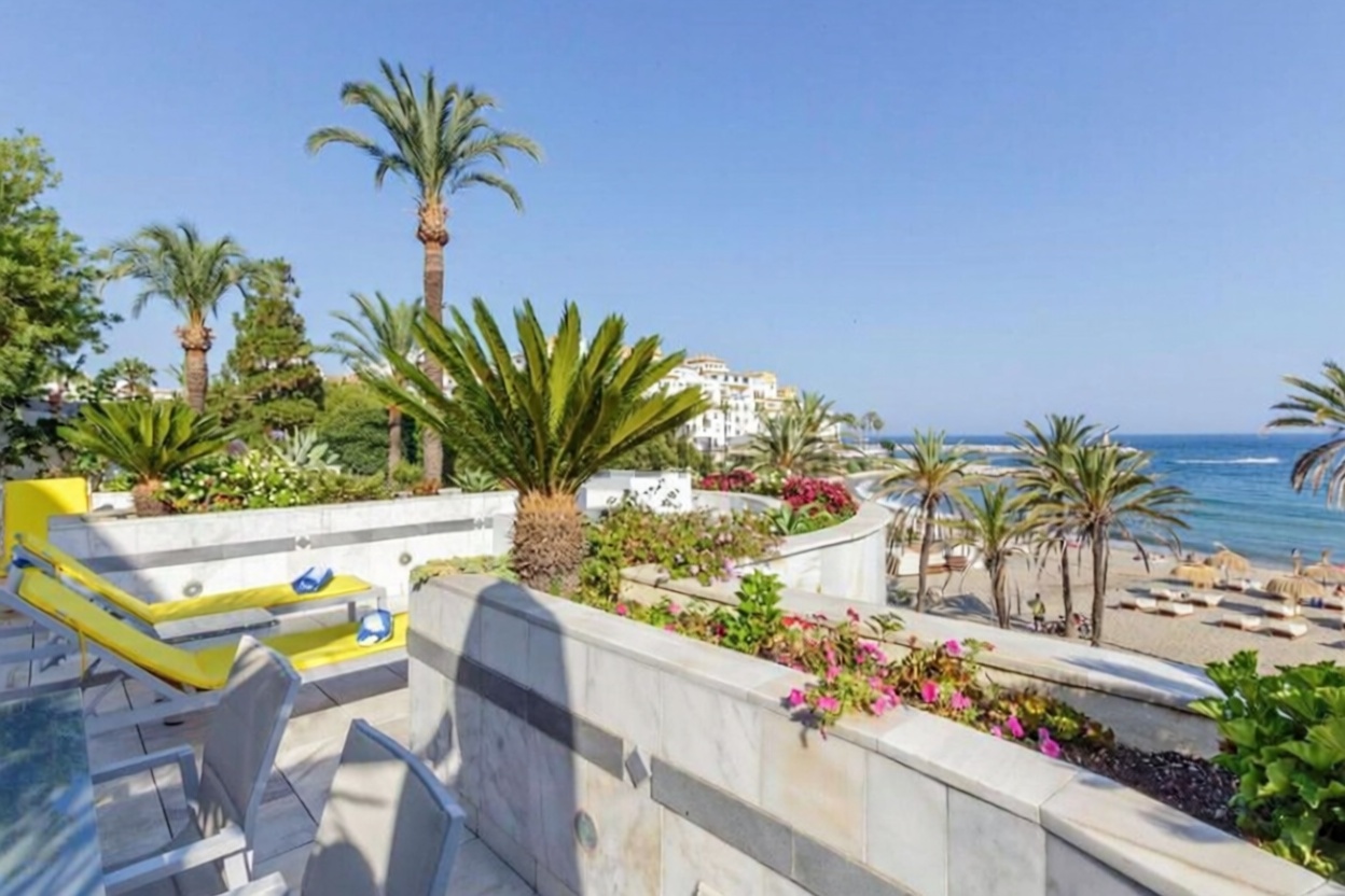 Flat for sale frontline beach in Marbella — Sea terrace