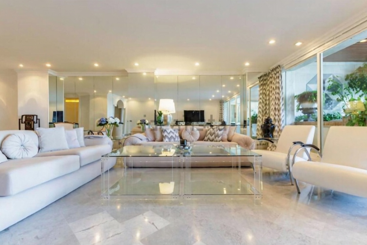 Flat for sale frontline beach in Marbella — Living room