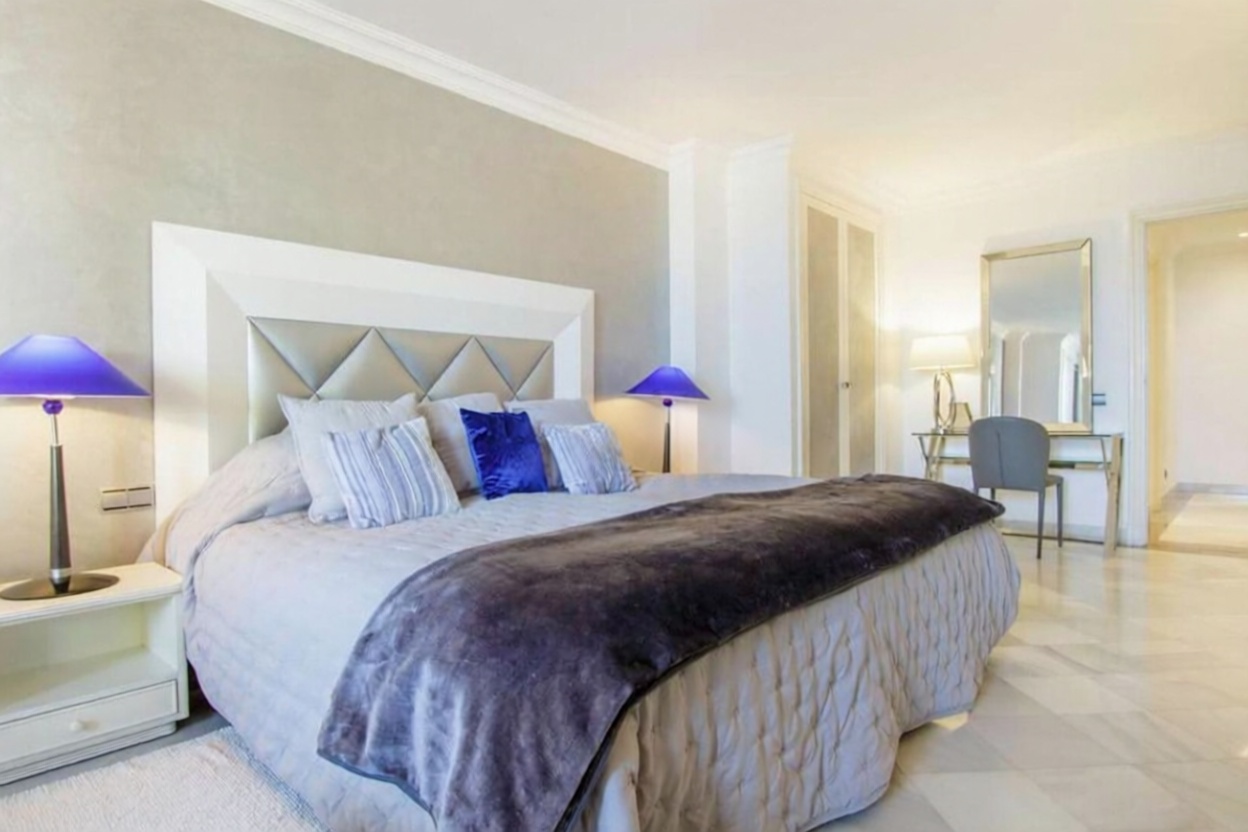 Flat for sale frontline beach in Marbella — Bedroom