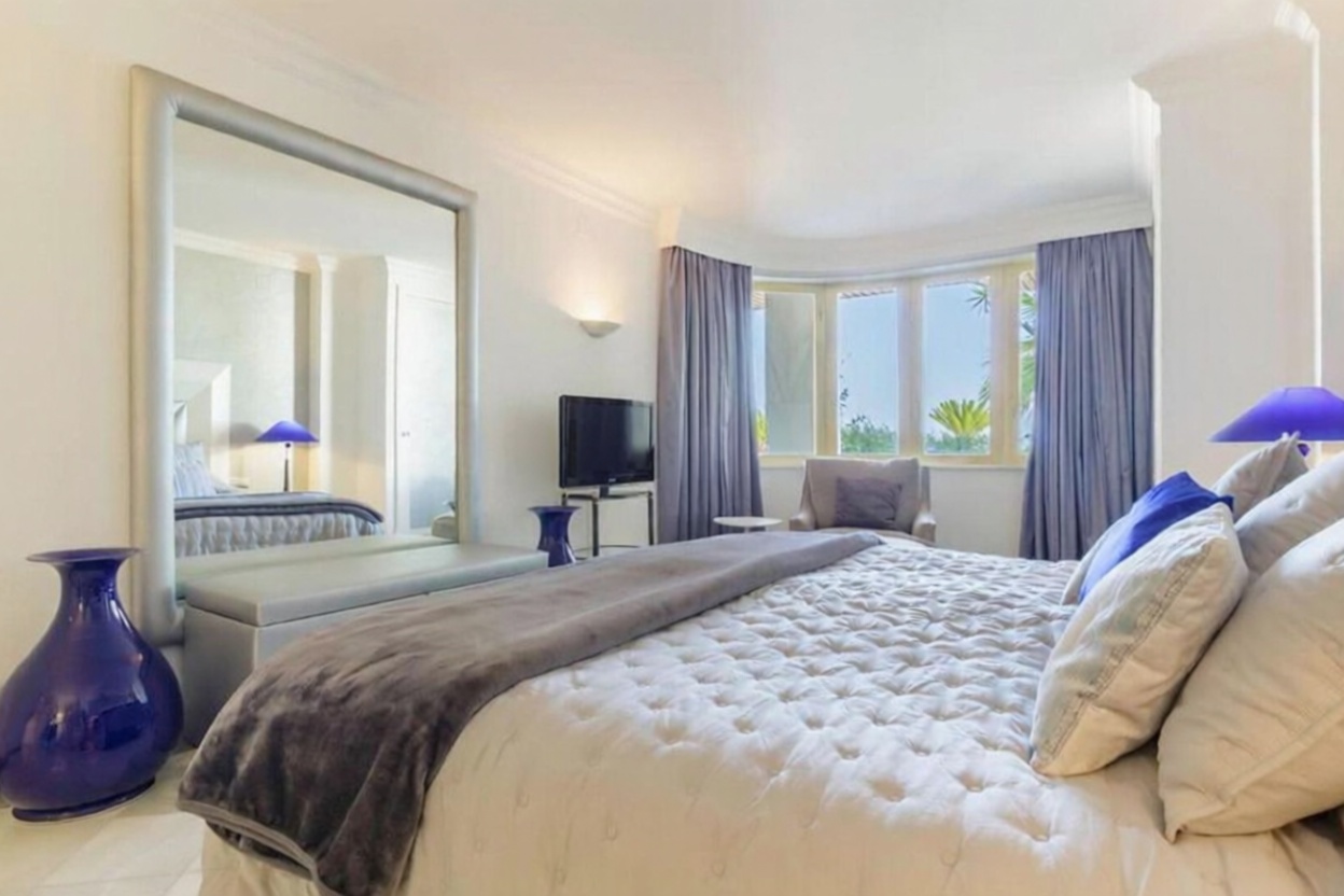 Flat for sale frontline beach in Marbella — Bedroom