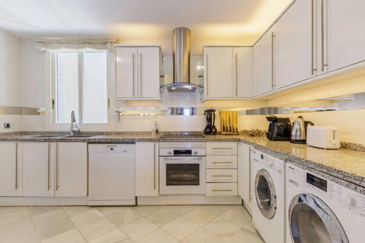 Flat for sale frontline beach in Marbella — Kitchen