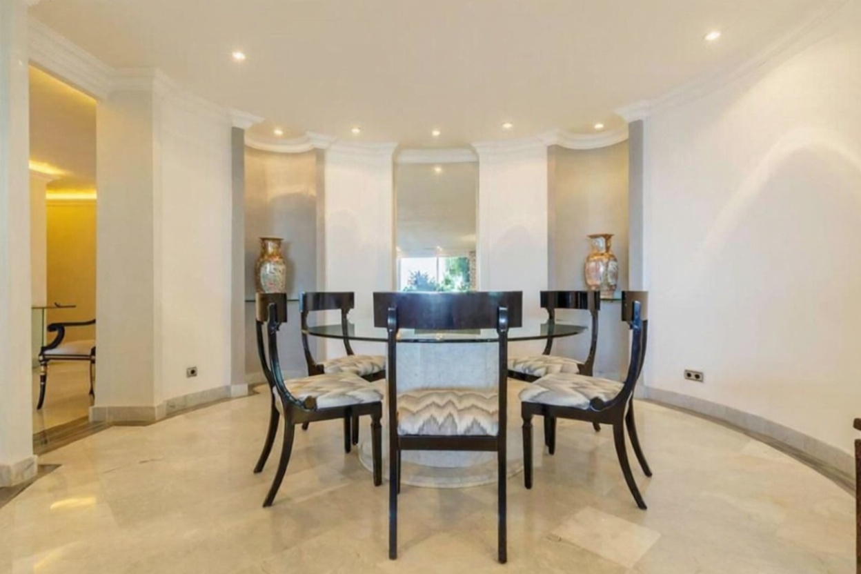 Flat for sale frontline beach in Marbella — Dining room