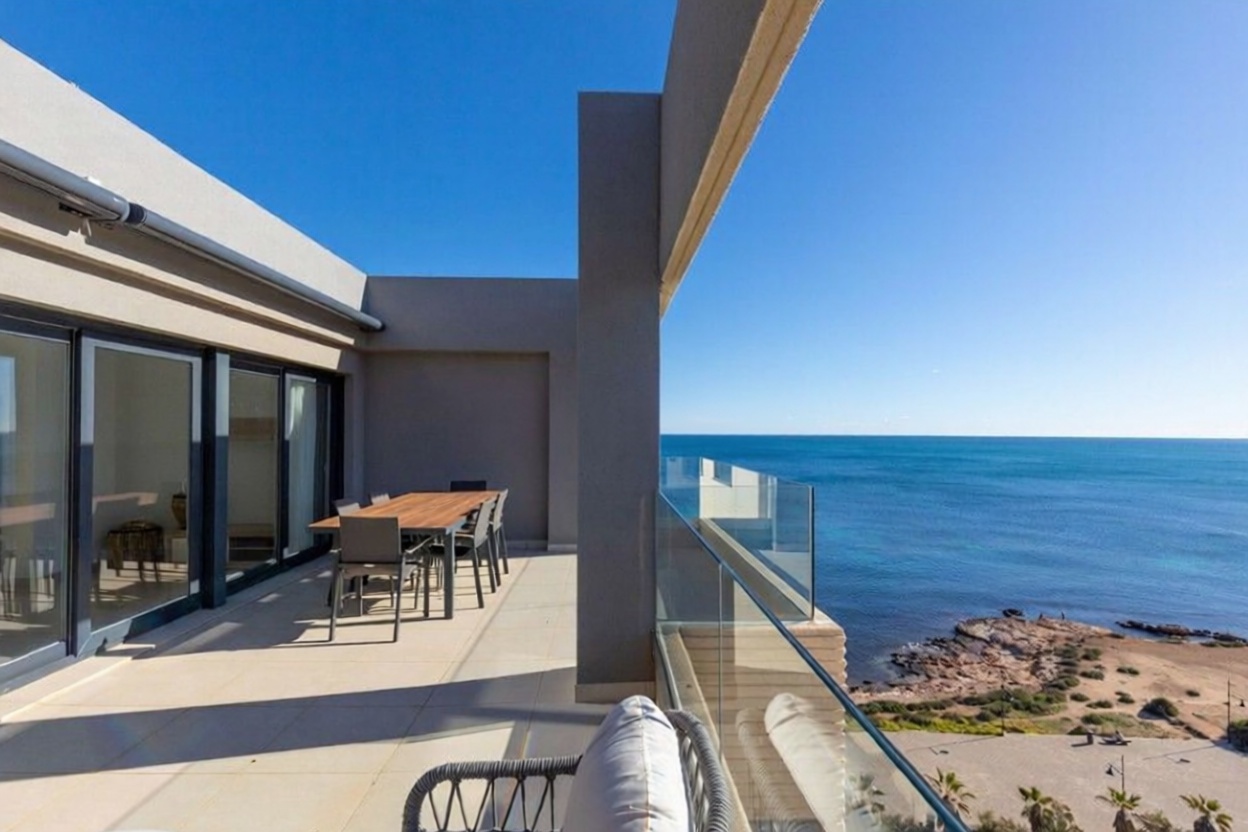 Мансарда на продажу на первой линии моря в Torrevieja
