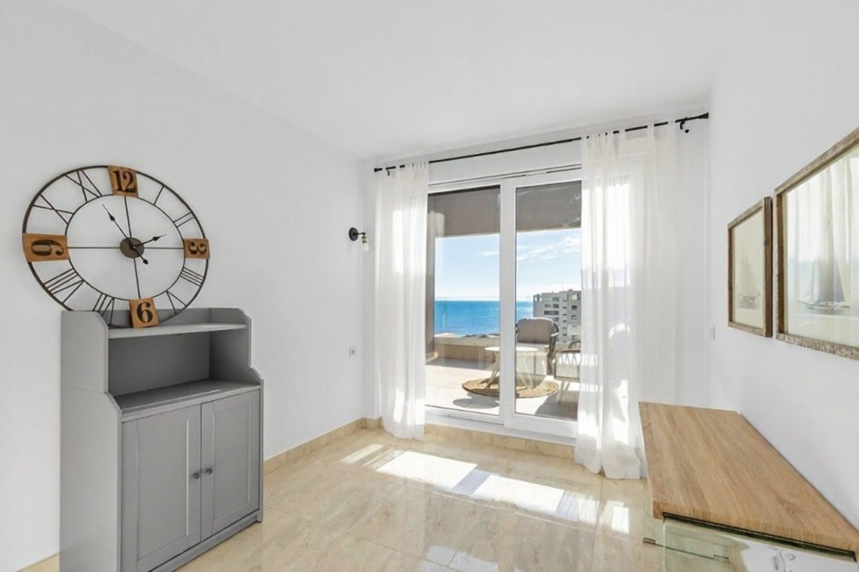 Dachgeschosswohnung zum Verkauf in erster Meereslinie in Torrevieja — Schlafzimmer