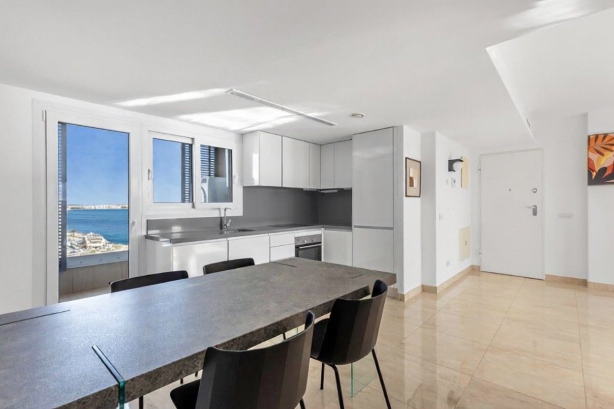 Dachgeschosswohnung zum Verkauf in erster Meereslinie in Torrevieja — Küche