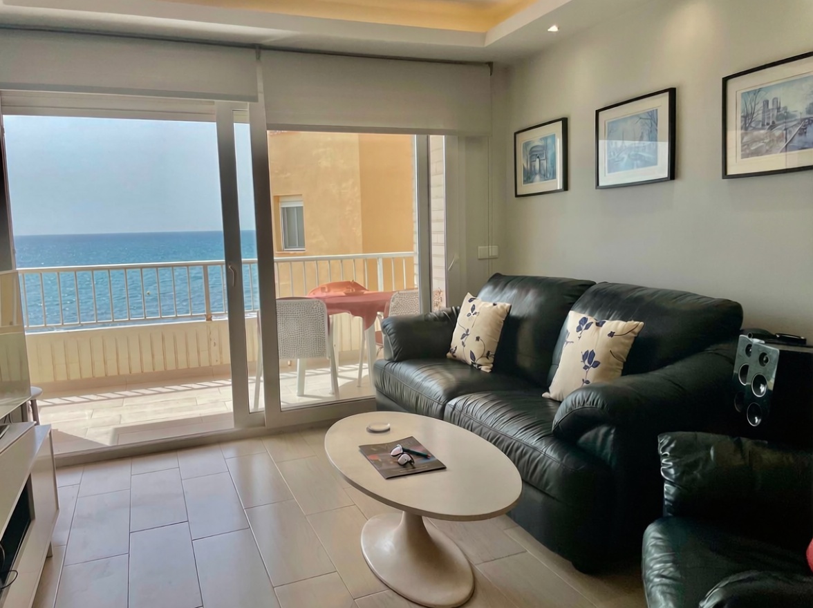 Flat for sale frontline beach in Torrevieja — Living room