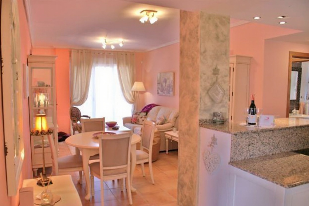 Wohnung zum Verkauf in direkter Strandlage in Almonte — Wohnzimmer