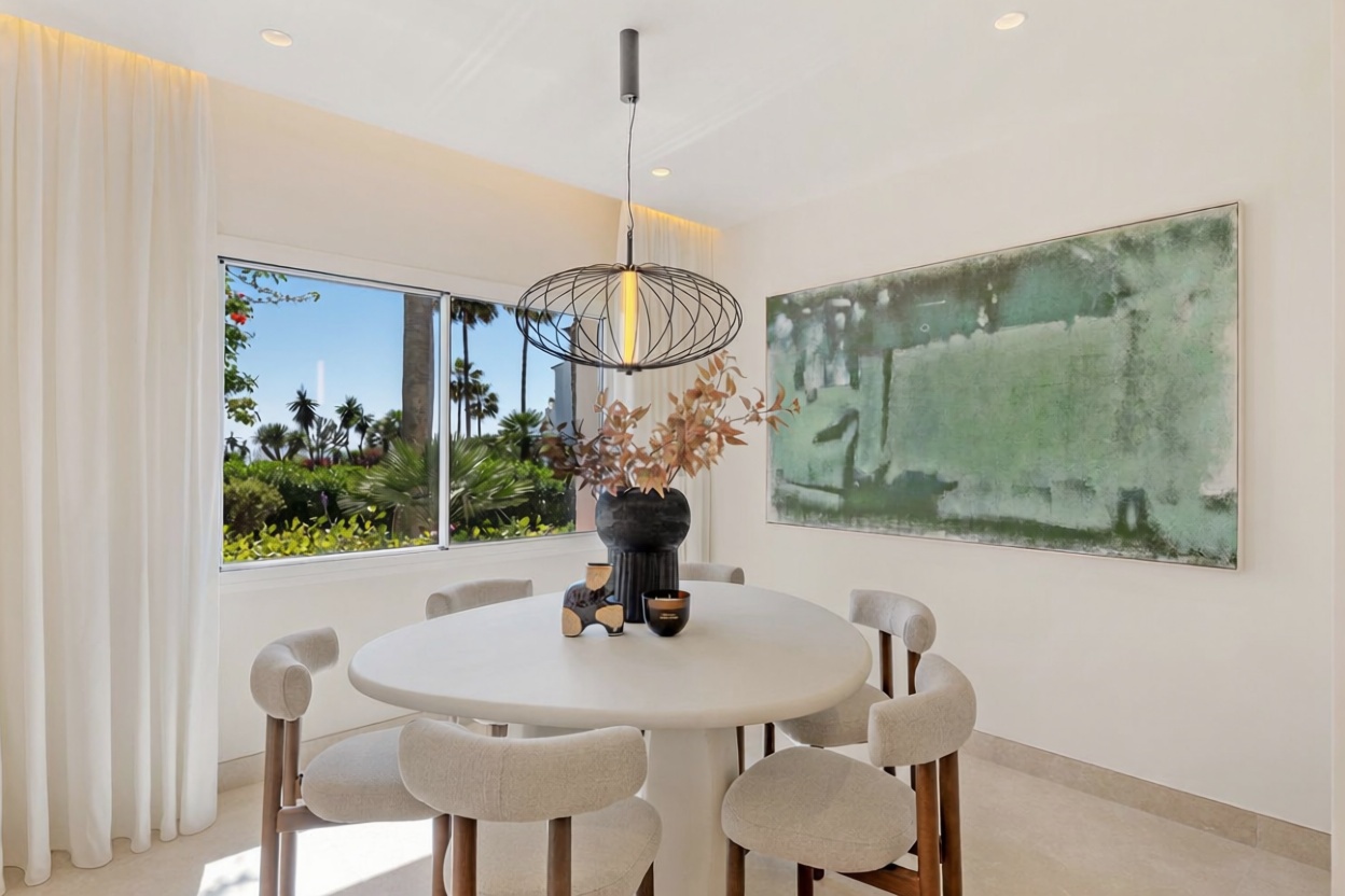 Villa à vendre avec accès direct à la plage à Estepona — Coin repas