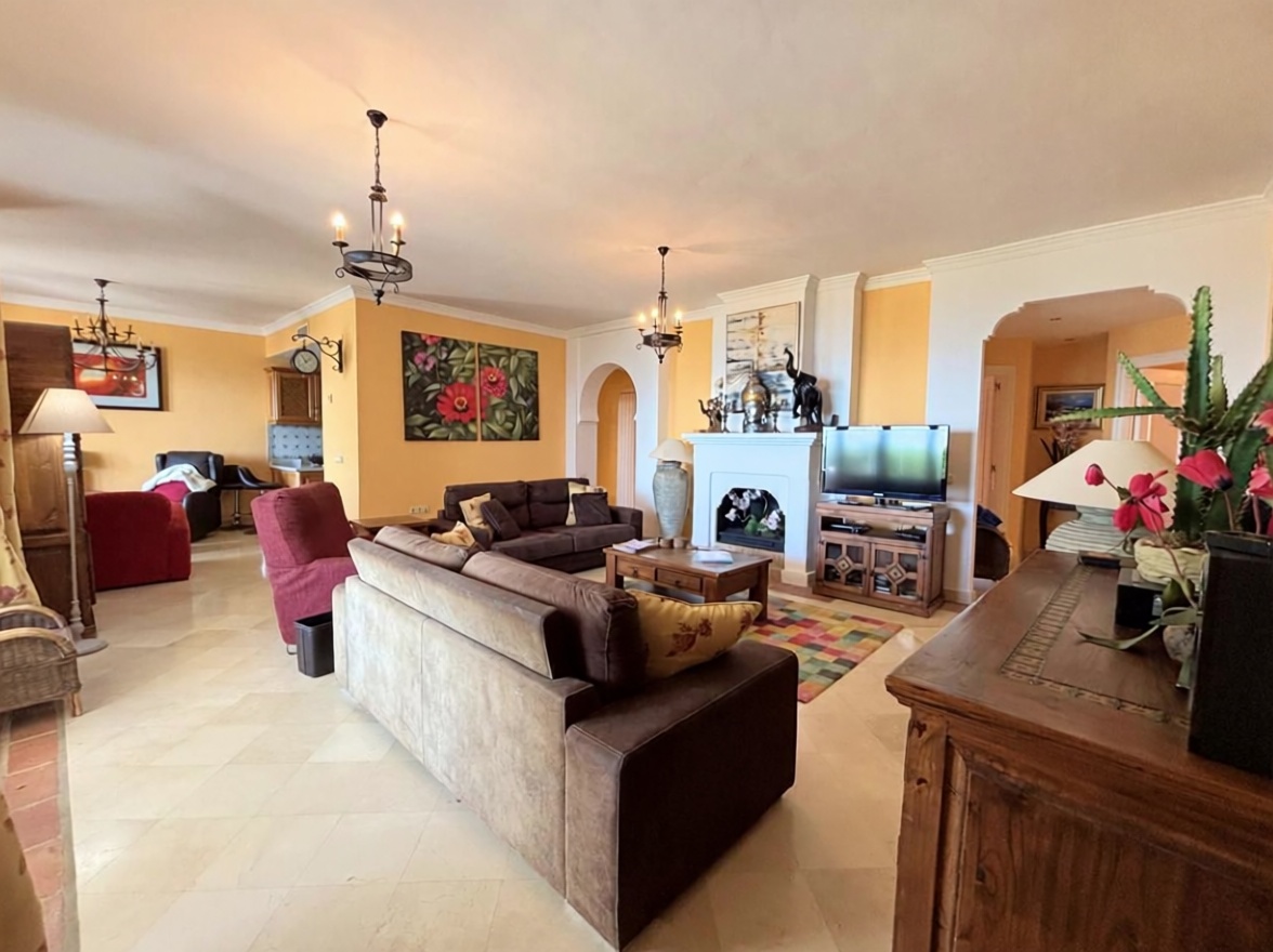 Piso en venta en primera línea de playa en Casares — Salón