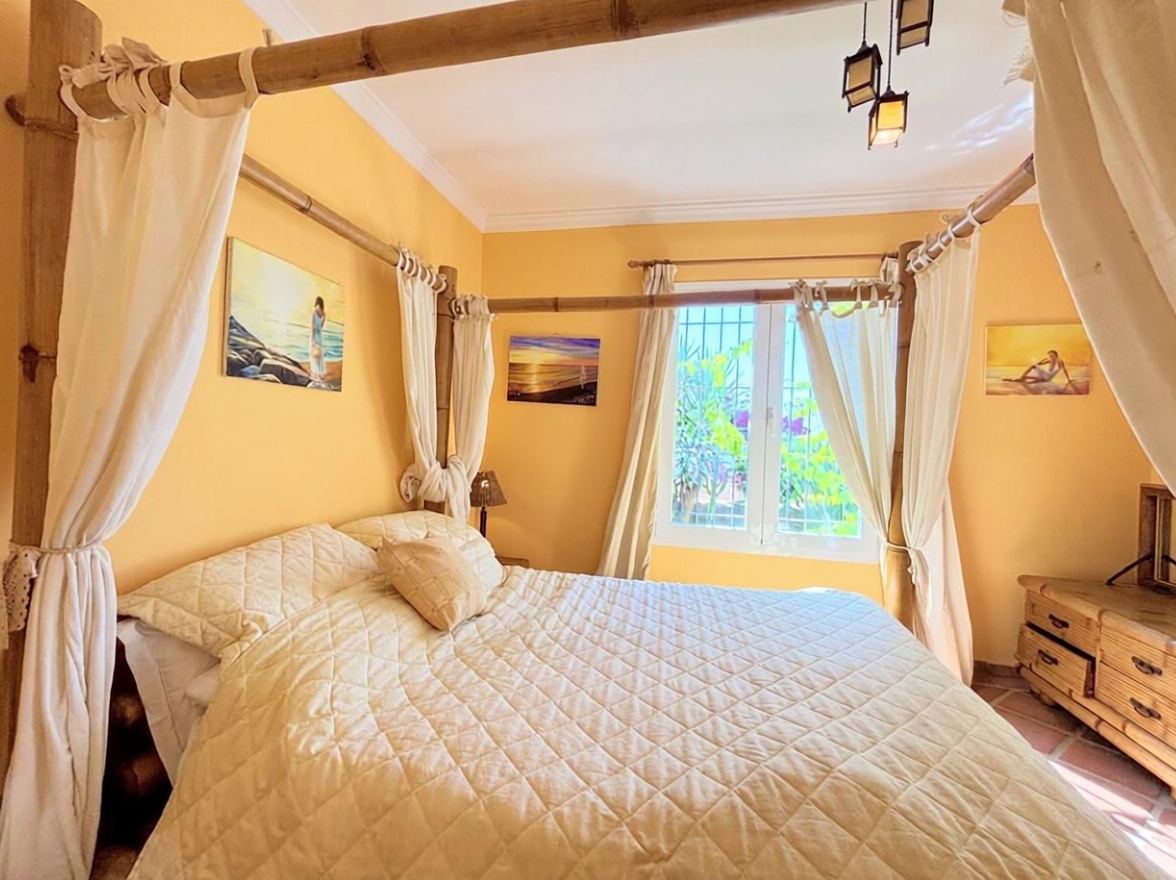 Piso en venta en primera línea de playa en Casares — Dormitorio
