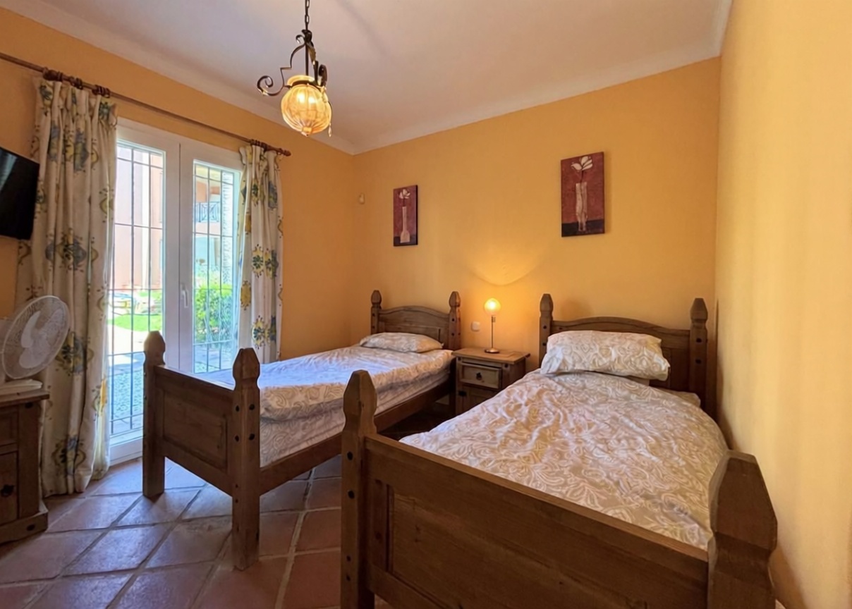 Piso en venta en primera línea de playa en Casares — Dormitorio