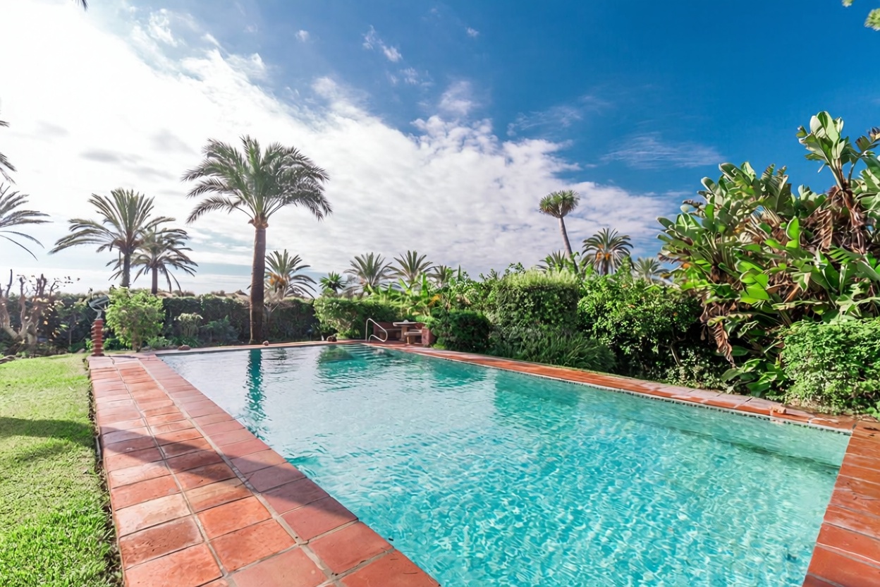 Chalet à vendre avec accès direct à la plage à Marbella — Vue mer