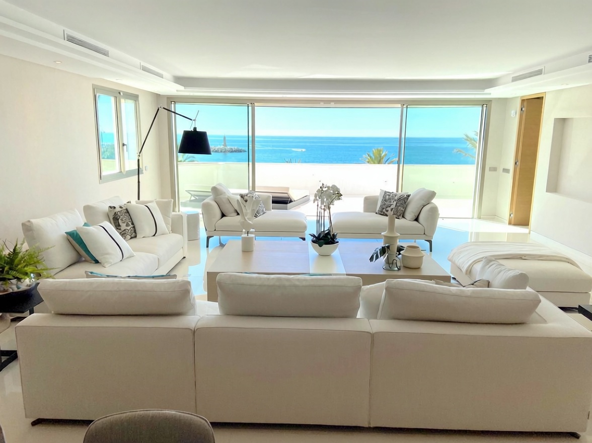 Beachfront flat in Marbella — Living room