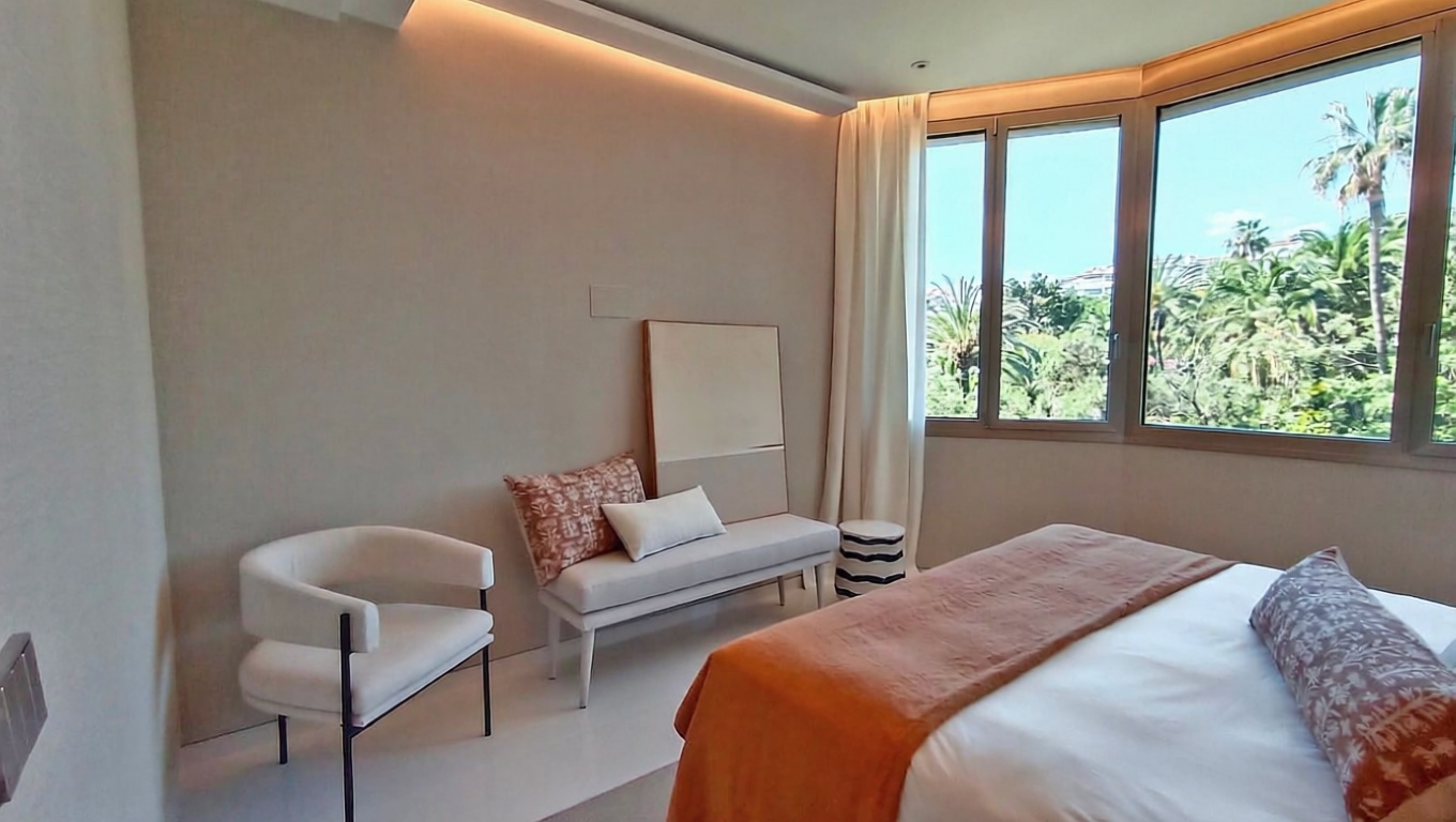 Beachfront flat in Marbella — Bedroom