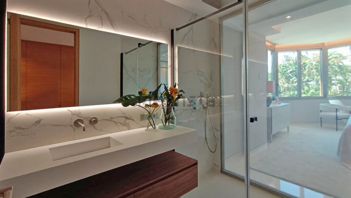 Beachfront flat in Marbella — Bathroom