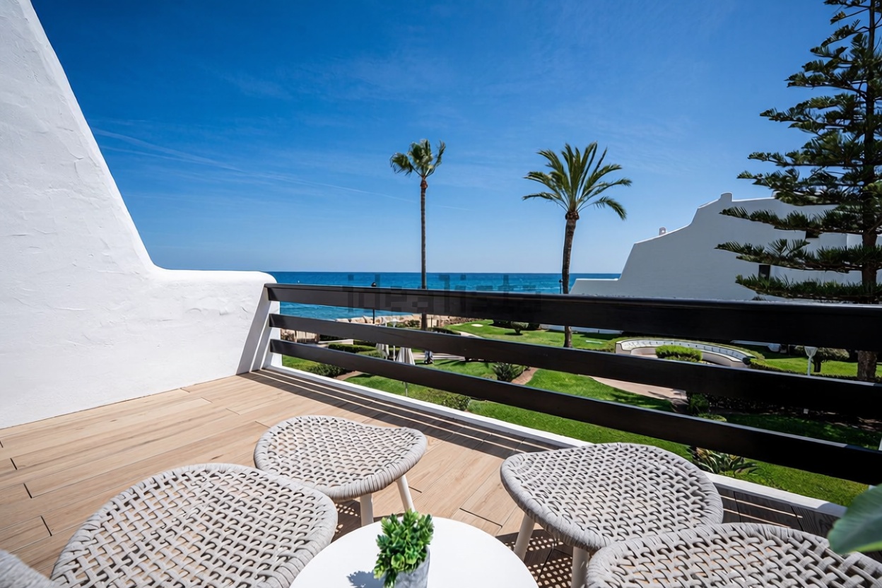 Chalet en venta con acceso directo a la playa en Marbella