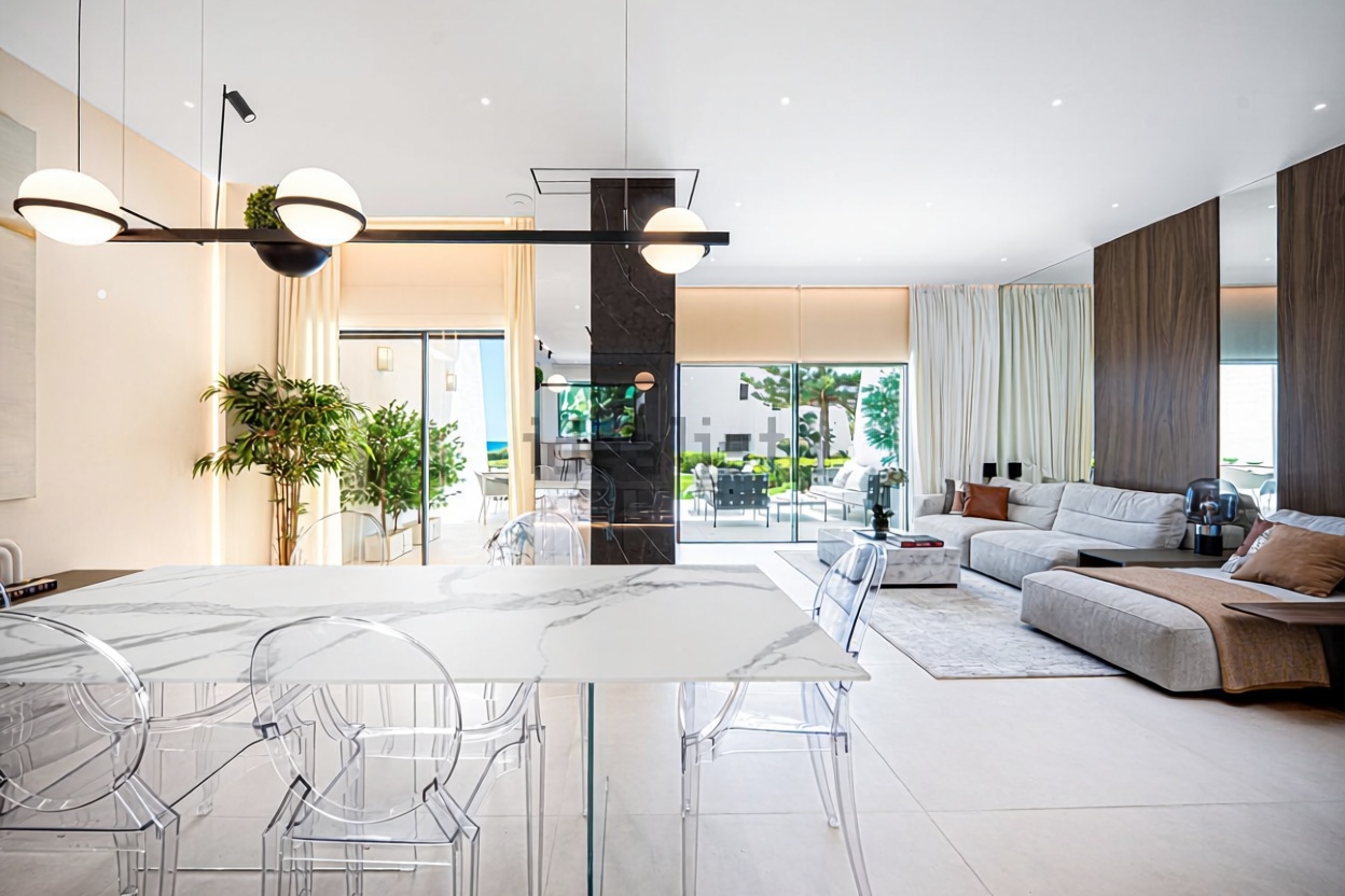 Chalet con acceso directo a playa en Marbella — Salón