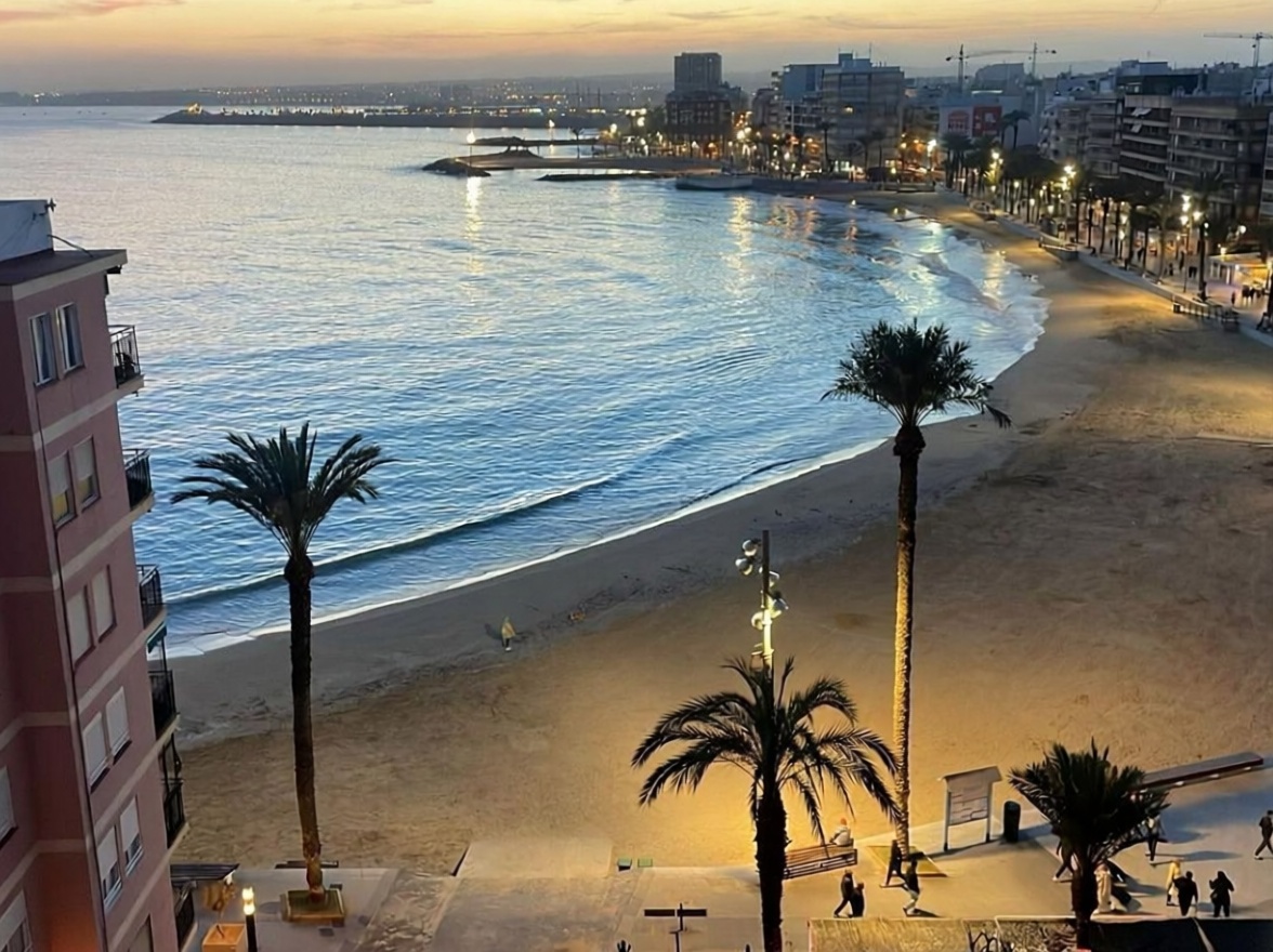 Piso en venta en primera línea de playa en Torrevieja — Vista mar