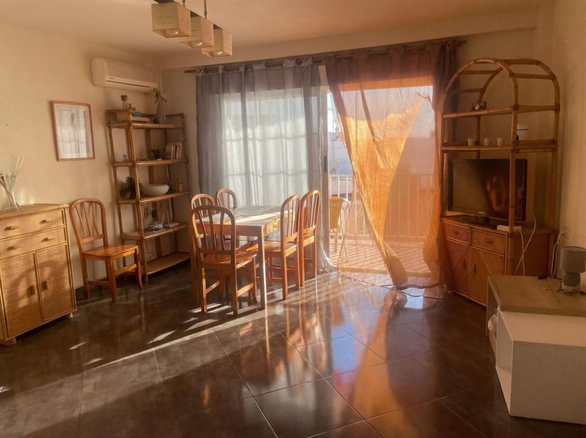 Piso en venta en primera línea de playa en Torrevieja — Salón
