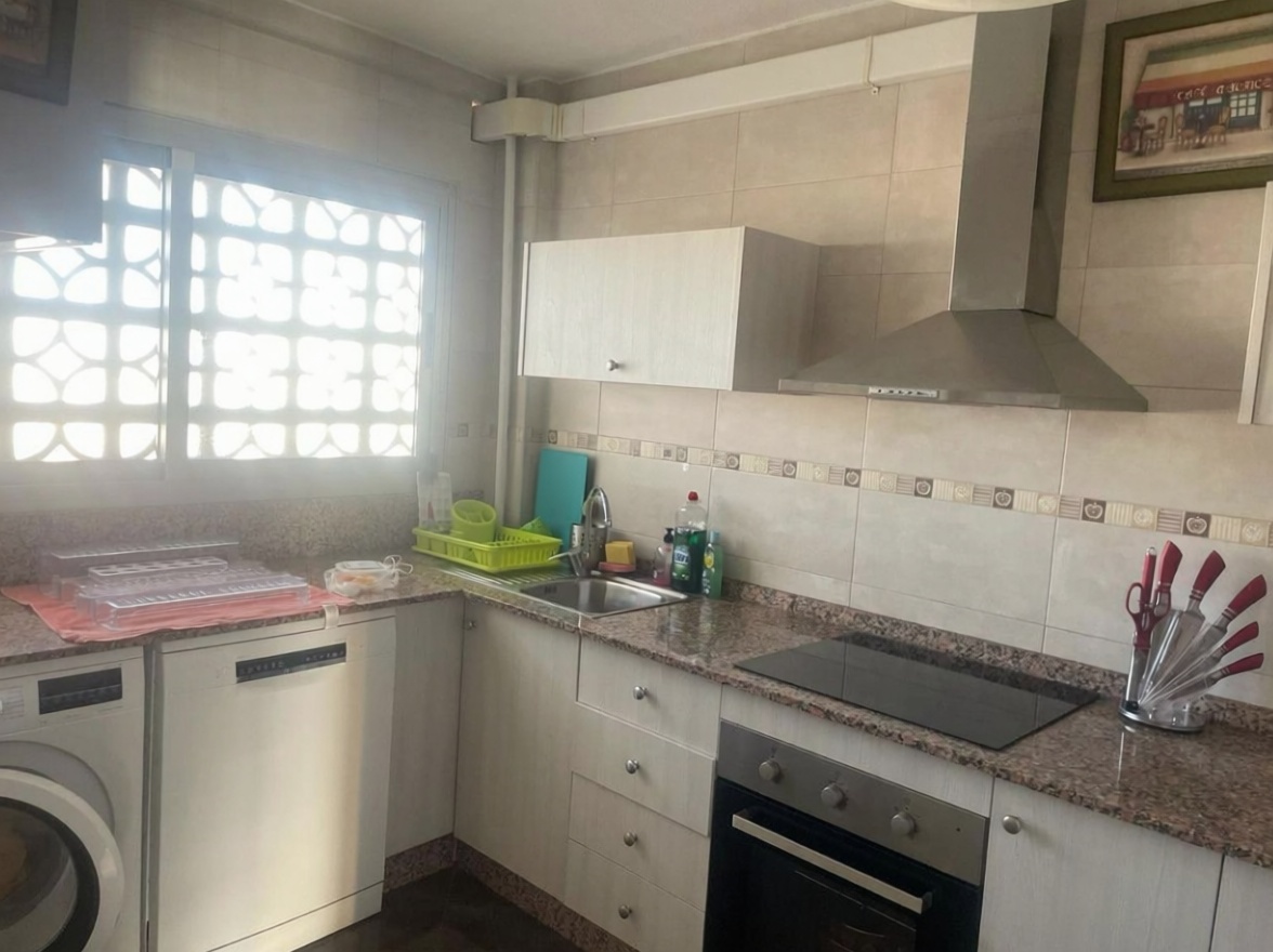 Piso en venta en primera línea de playa en Torrevieja — Cocina