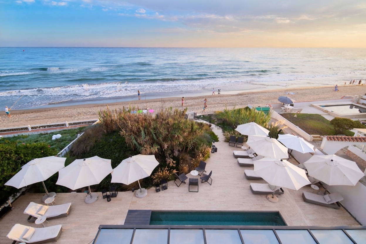Chalet for sale with direct beach access in Marbella — Sea view