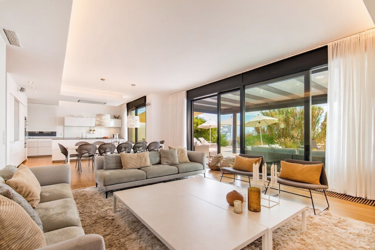 Chalet for sale with direct beach access in Marbella — Living room
