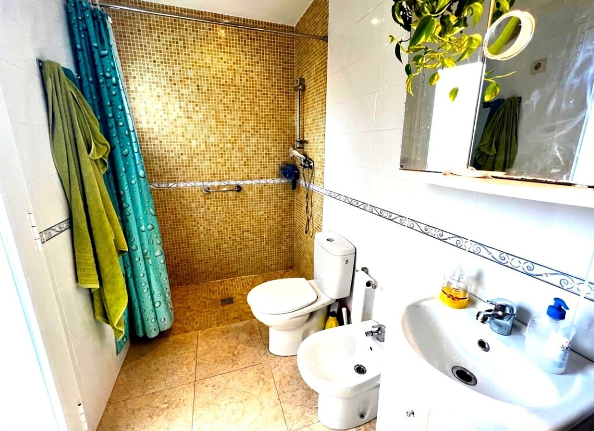 Chalet for sale with direct beach access in Sa Ràpita — Bathroom